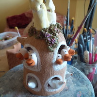 una casa di animali in ceramica