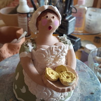 donna con friselle in ceramica